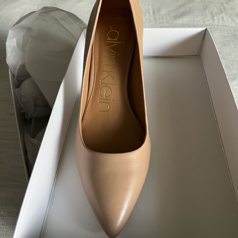 NEW- Calvin Klein kamara pump - Sz 8.5